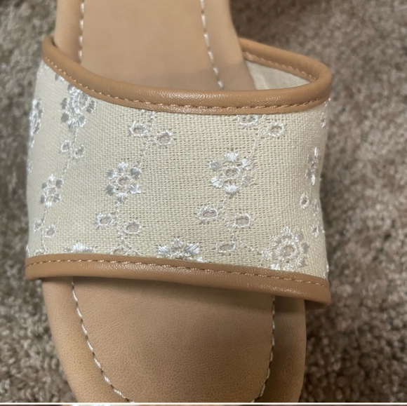 👣🩷Y•NOT? 🩷 Beige Eyelet Platform Wedges - Picture 15 of 16